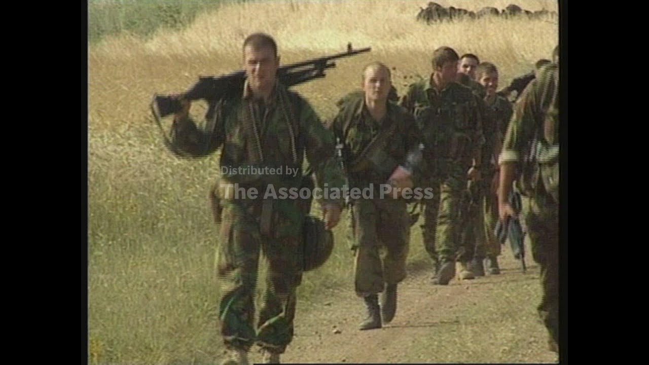 MACEDONIA/KOSOVO BORDER: BRITISH NATO TROOPS