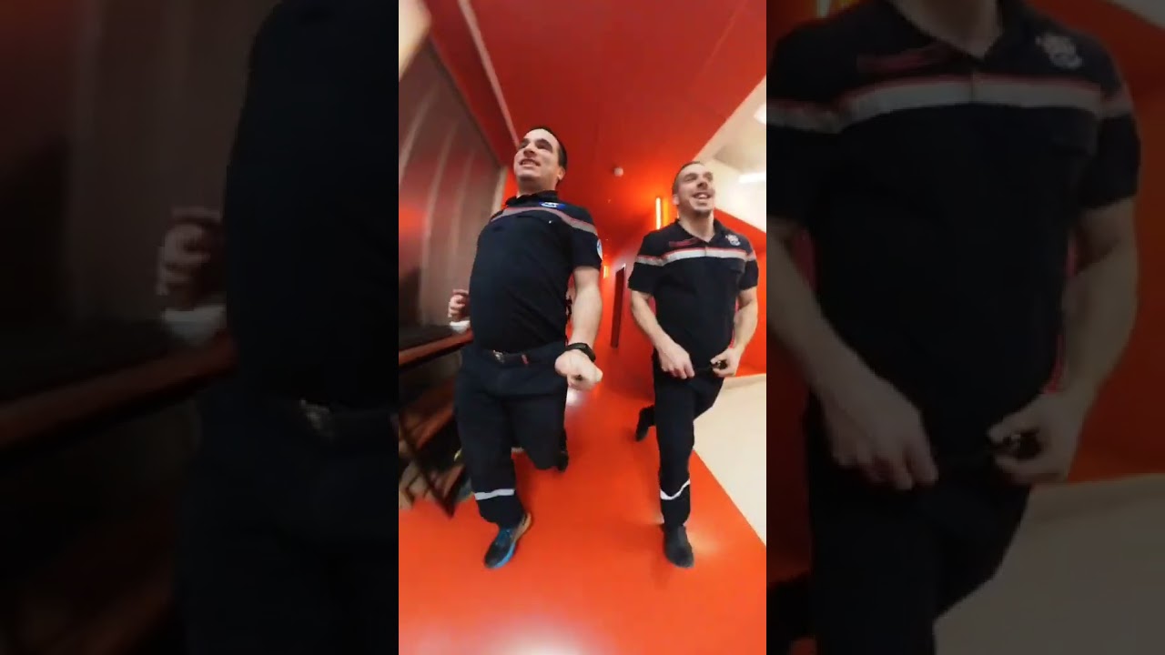 POMPIERS EN ACTIONS DANS LA CASERNE #pompier#firefighter #pompiers #incendies #echelle#remiragnar