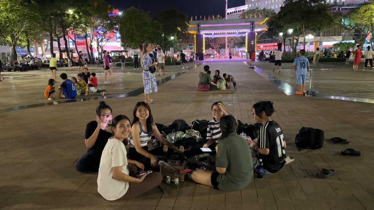 Nightlife in Can Tho, Vietnam 🇻🇳 Walking Tour in the City Center 2023