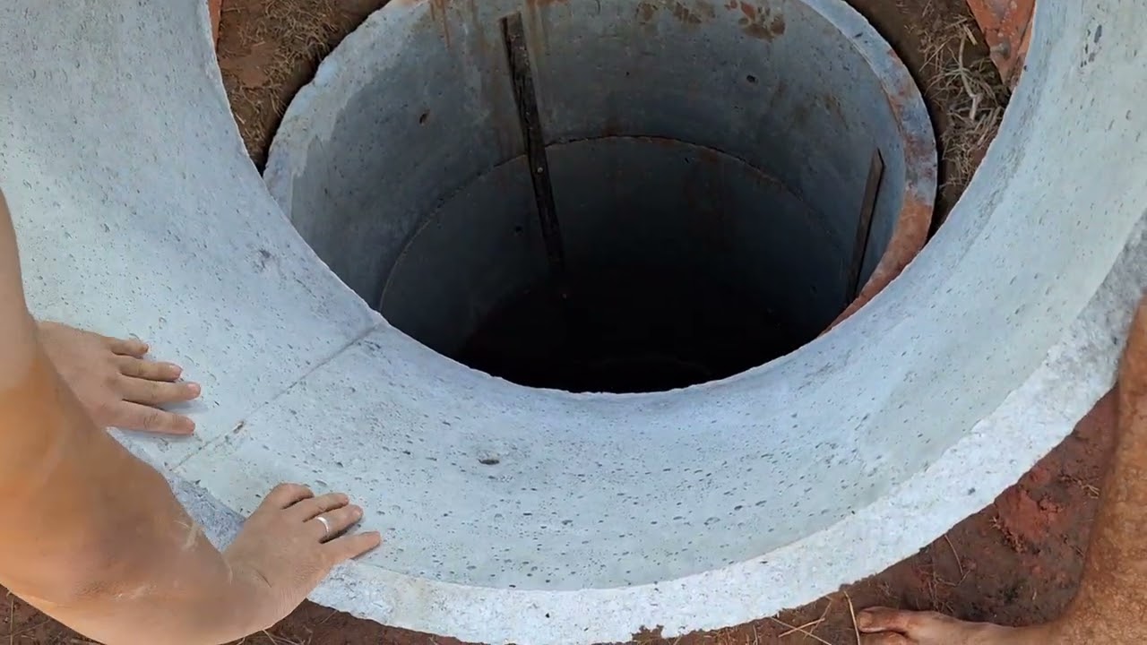 veja como cavar poço descendo manilhas