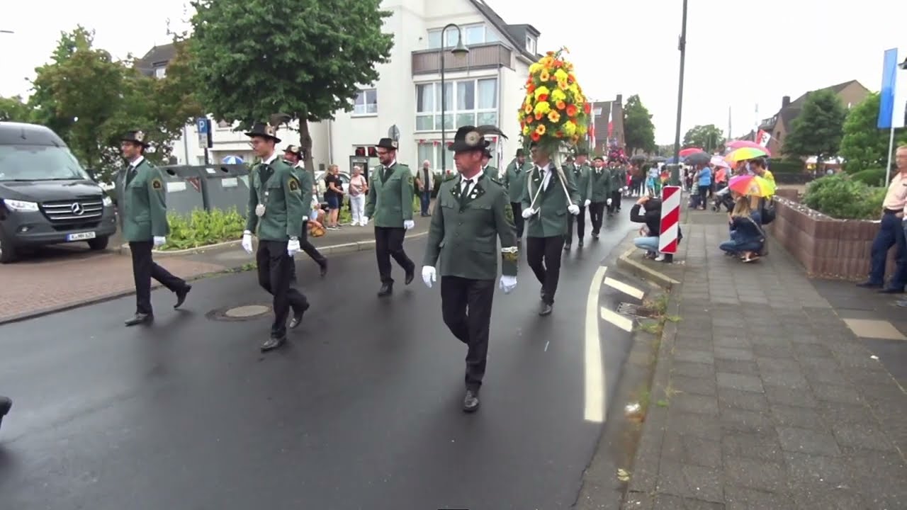 Schützenfest 2022 in Rosellerheide-Neuenbaum. Aufmarsch im Regen.