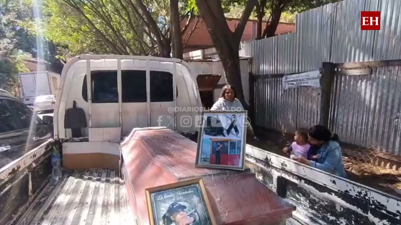 Familiares retiran restos de dos jóvenes comerciantes fallecidos en accidente vehicular en Talanga