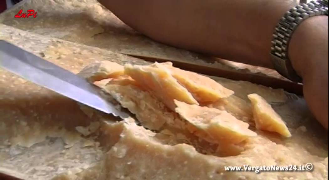 Real Time - Come tagliare una forma di Parmigiano di 12 anni