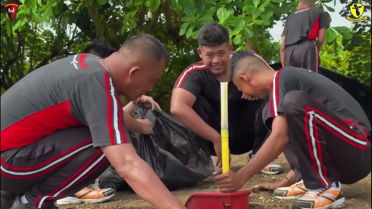 Dukung Instruksi Presiden Brimob Sulteng Turun Langsung Bersihkan Pesisir Bungku Tengah