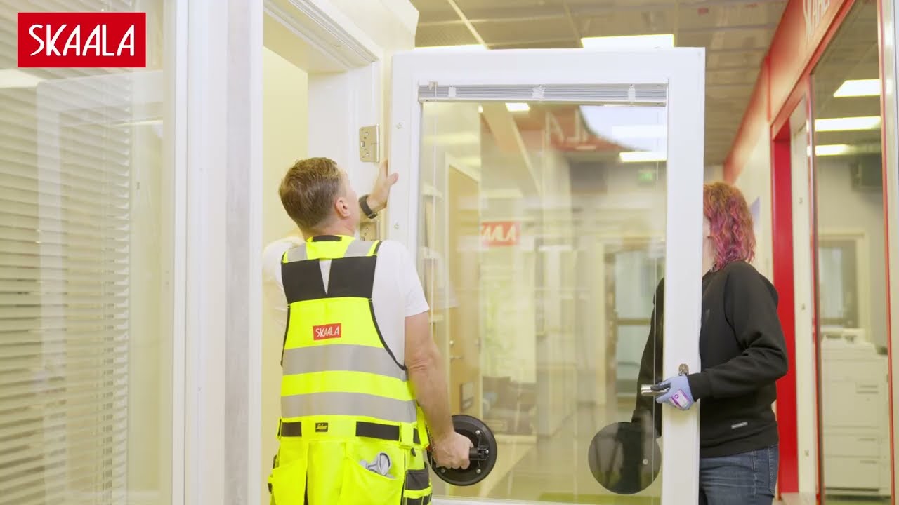 Skaalan oven ovilehden irrottaminen ja kiinnittäminen