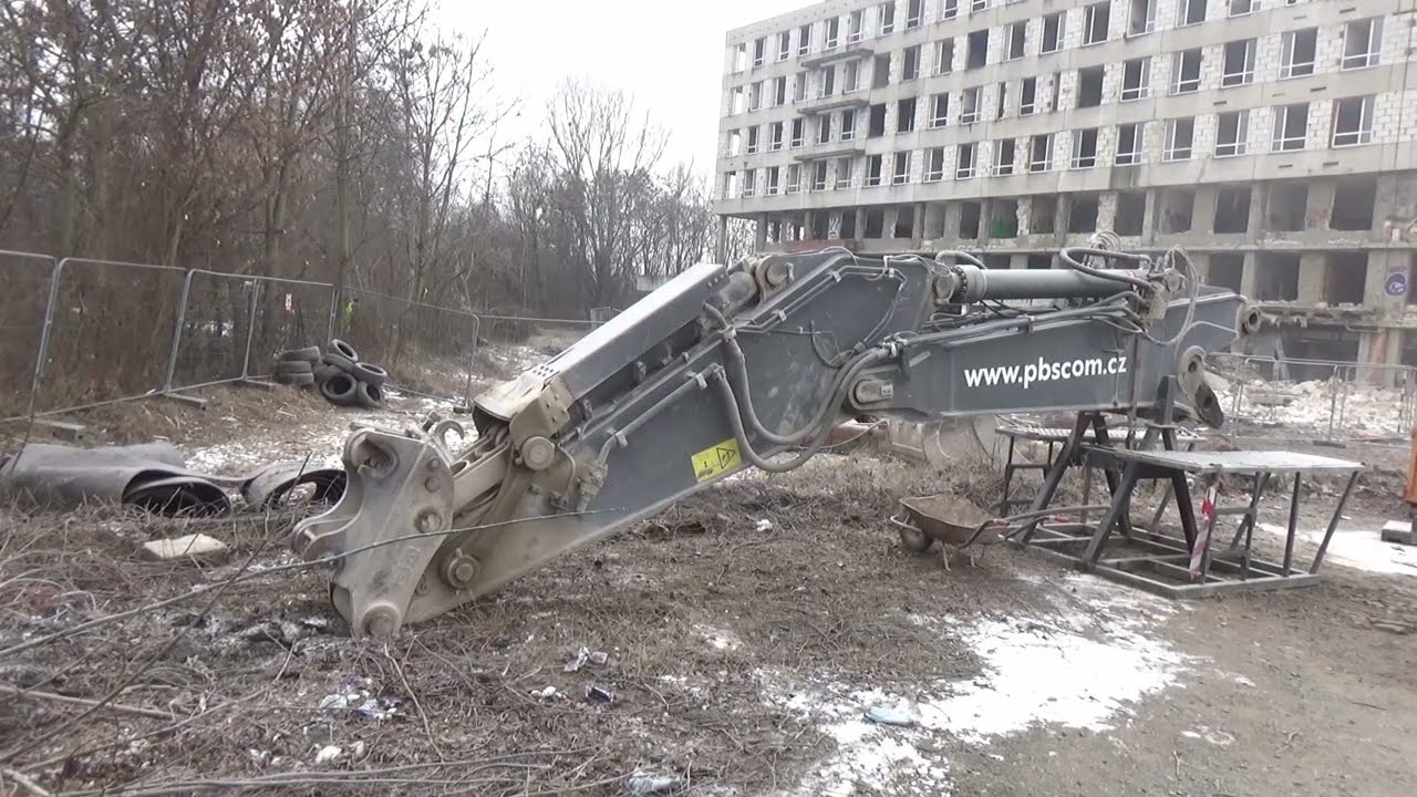 A ještě demolice železniční polikliniky.