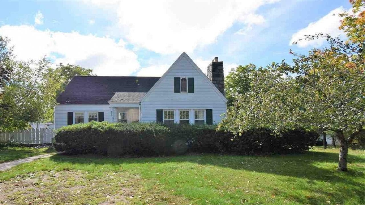 700 PARK, CHARLEVOIX, MI Presented by Mark Knapp.