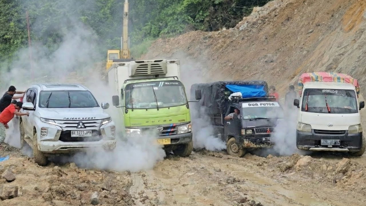 Sangat Sulit Dilewati || Semua Sopir Terbawa Emosi Dan Offroad Di Jalan Licin Di Batu Jomba