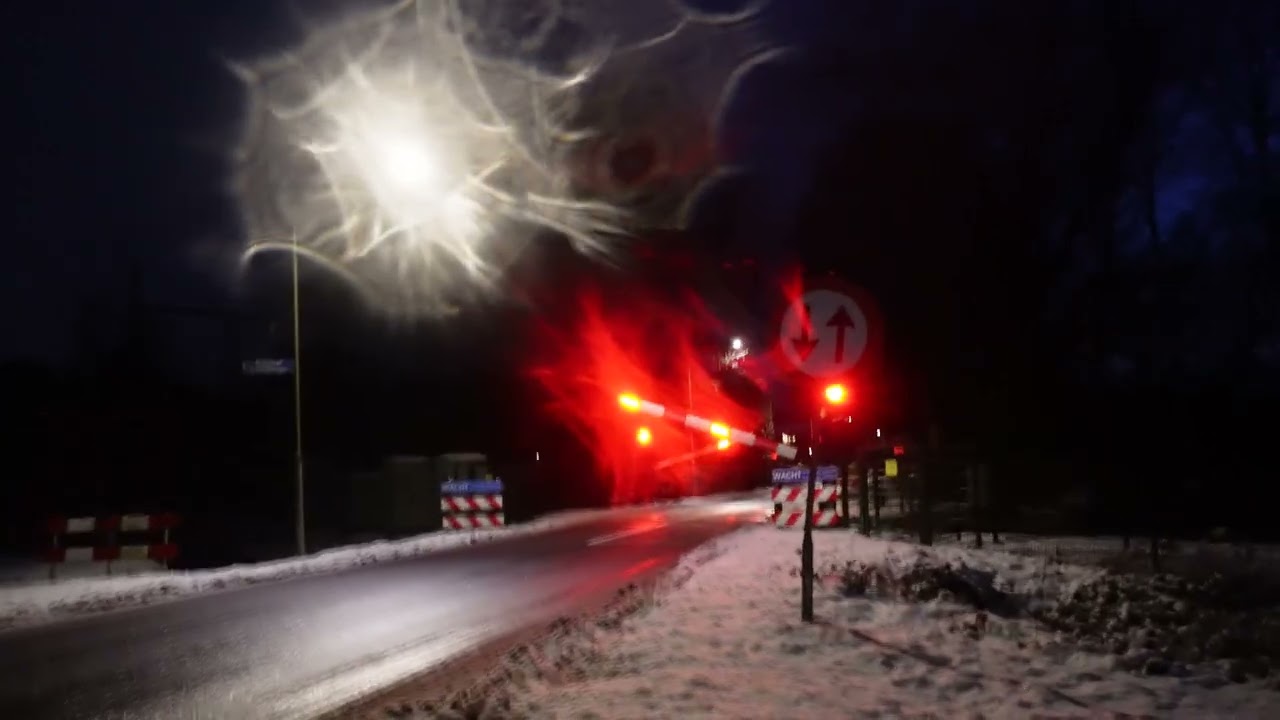 [4K] 2 Treinen Bij Spoorwegovergang In Boxtel (NL) | Dutch Railroad Crossing.