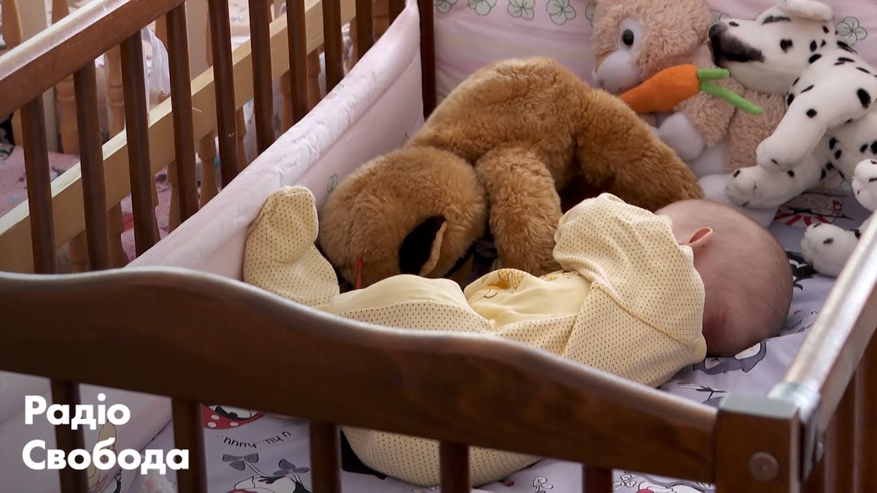 Дети войны: Новорожденных сирот из Харькова эвакуируют подальше от боев на Запад Украины