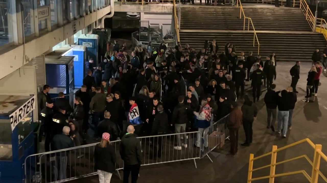 Okupljanje obožavatelja pred koncert Marka Perkovića Thompsona u riječkoj Dvorani mladosti