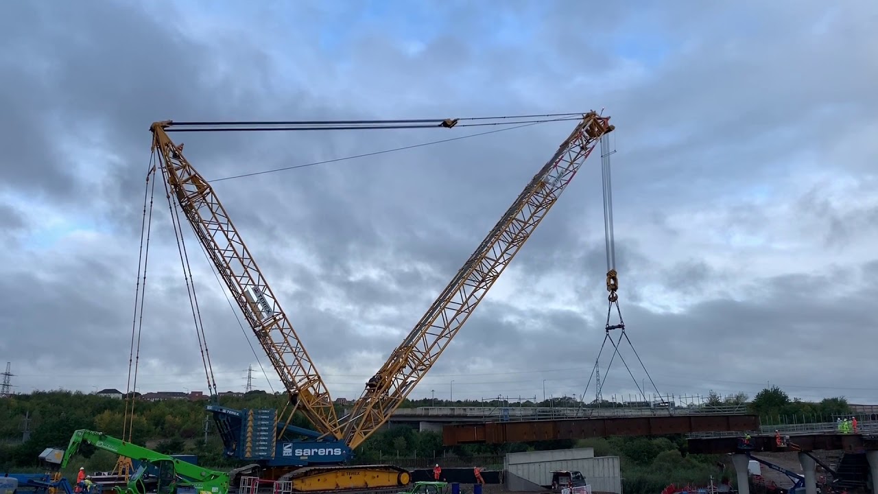 Fourth beam is lifted into Springhead Bridge