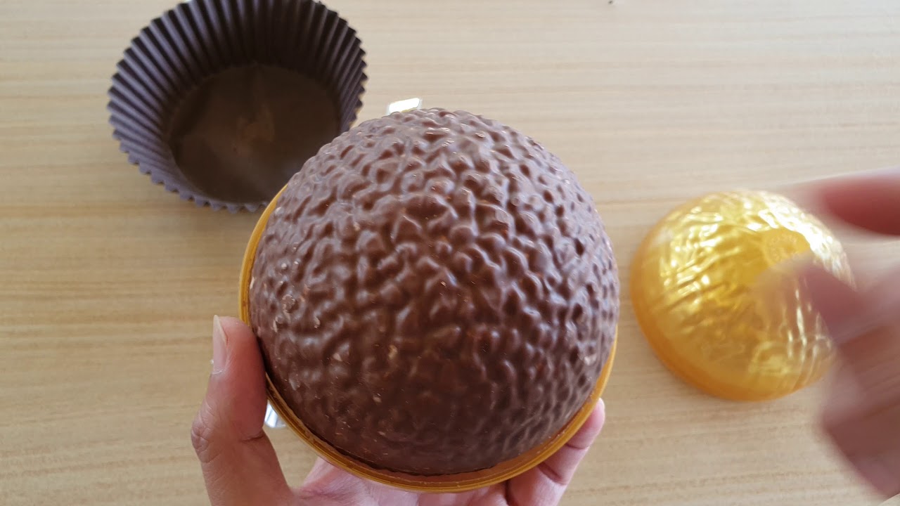 Разворачиваем огромный шоколадный шар Ferrero Rocher и смотрим, что внутри