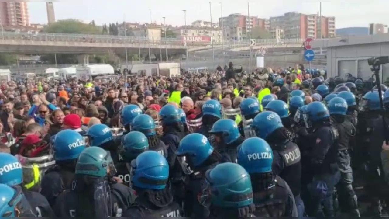 Trieste, avanza la carica della Polizia: il muro dei manifestanti contro le forze dell'ordine