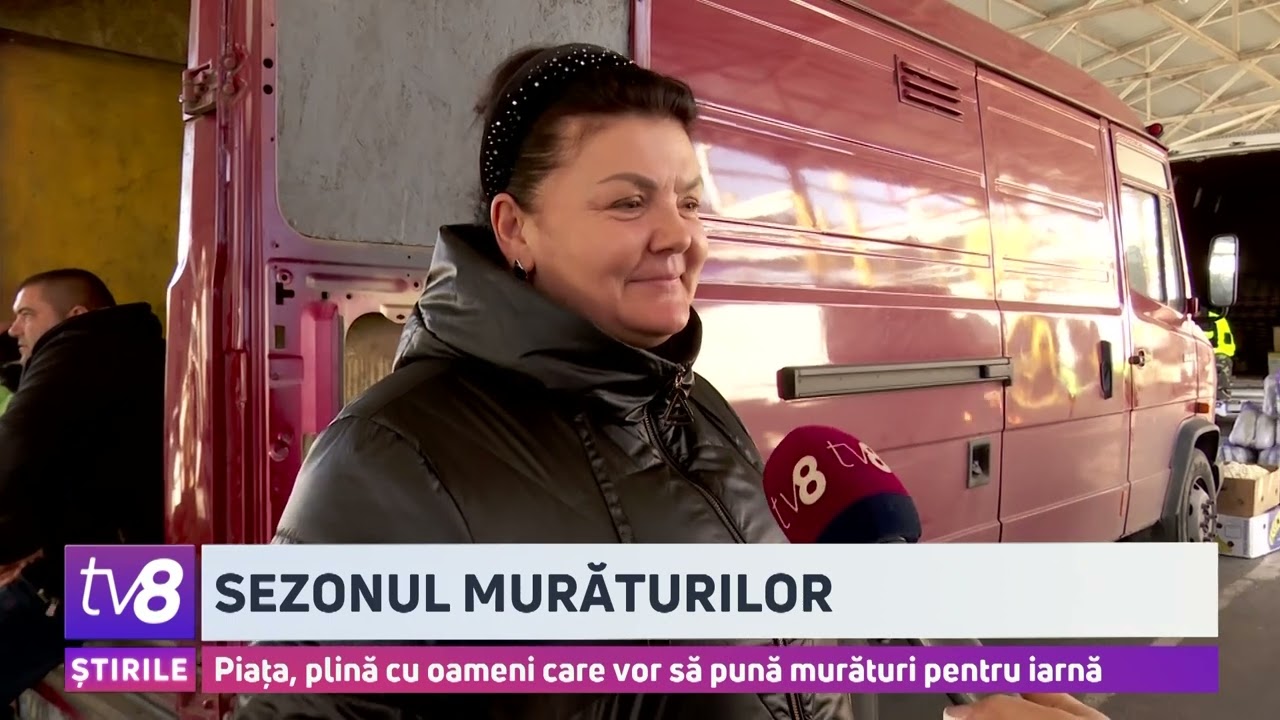 Sezonul murăturilor. Piața, plină cu oameni care vor să pună murături pentru iarnă.