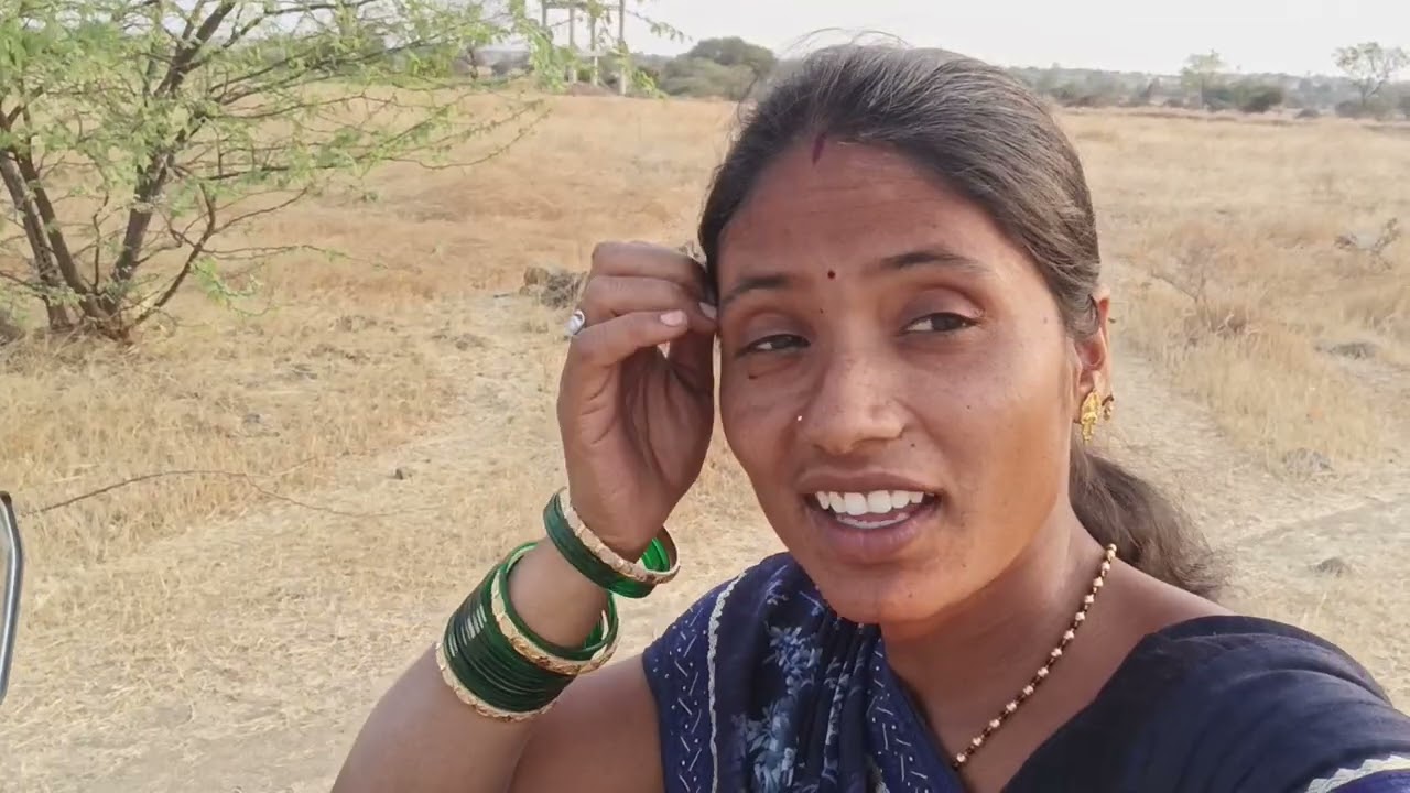 नवऱ्याच्या ईर्षीवर स्कूटीवर दळण दळून आणायला चालली ।किती पण त्रास द्या घर सोडणार नाय 😭#गावठीपुनम 