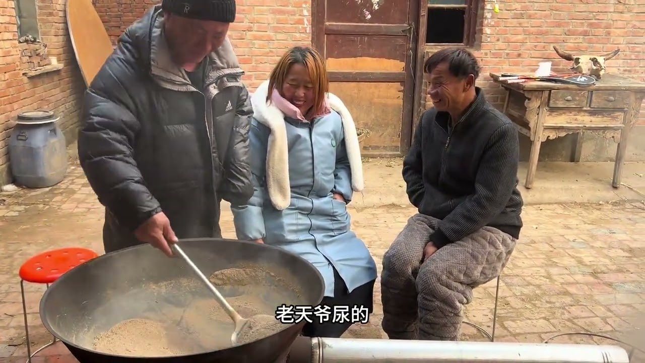 不羡鸳鸯不羡仙，只羡慕河帮两口的每一天，第一次炒花生味还不赖 #我的农村生活 #农家人农家事 #炒花生