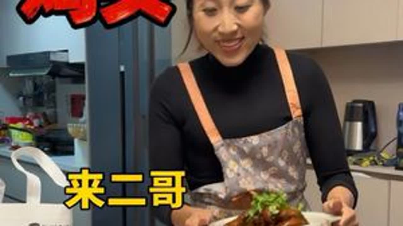 姐妹们，最近有一帮喜欢吃鸡头的姐妹一直私信丹丹，想让丹丹出一次麻辣鸡头的教程，正好杨光也喜欢吃，糊了一锅鸡头，犒劳犒劳杨光#美食推荐官 #麻辣鸡头 #美食教程