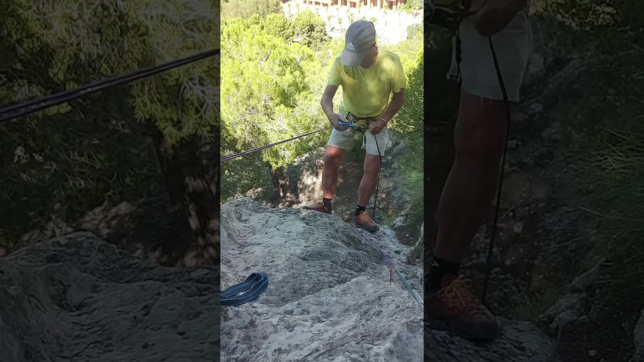 RAPELANDO CON CORDINO DE 4mm. (NO HACERLO NUNCA, SALVO CASOS EXTREMOS.... MUY EXTREMOS).