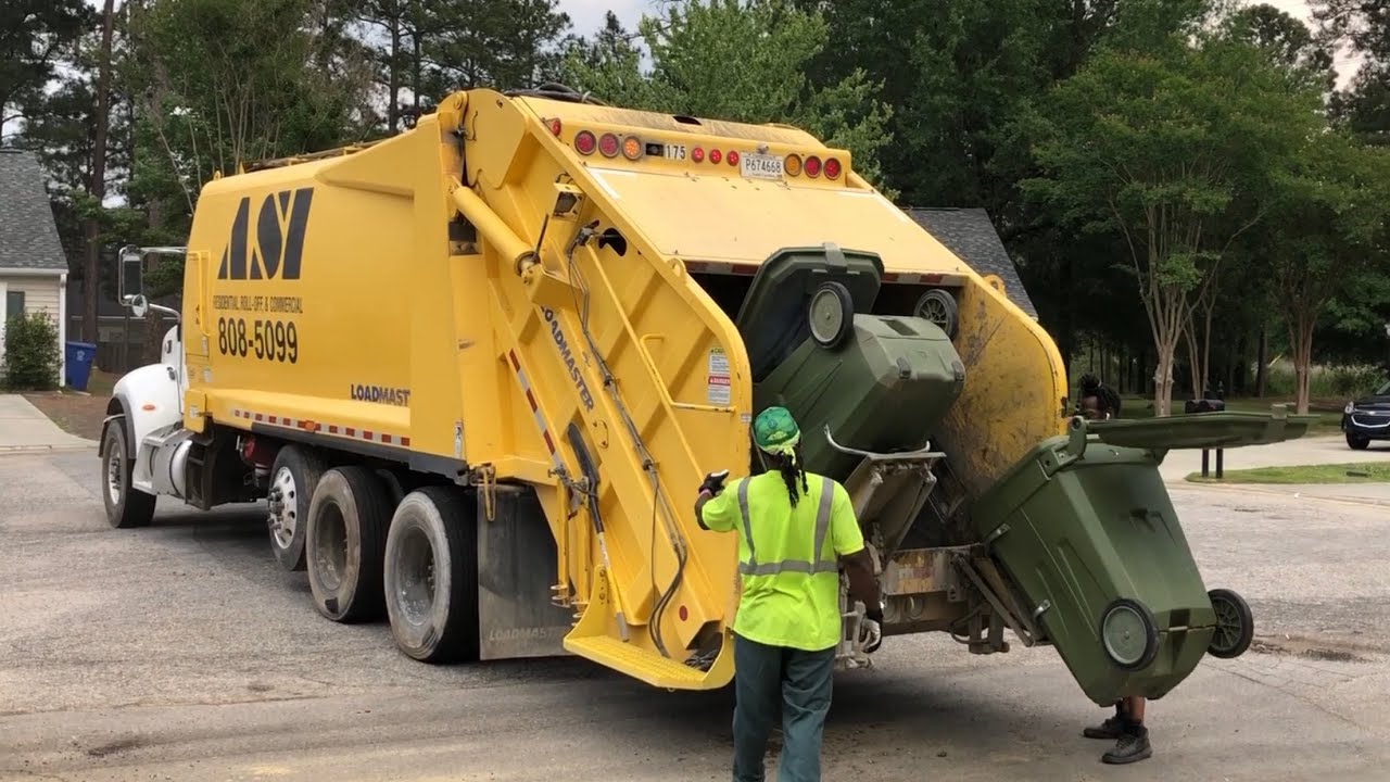 Waste Management Loadmaster Rear Loader Garbage Truck - Hustling & Packing Out