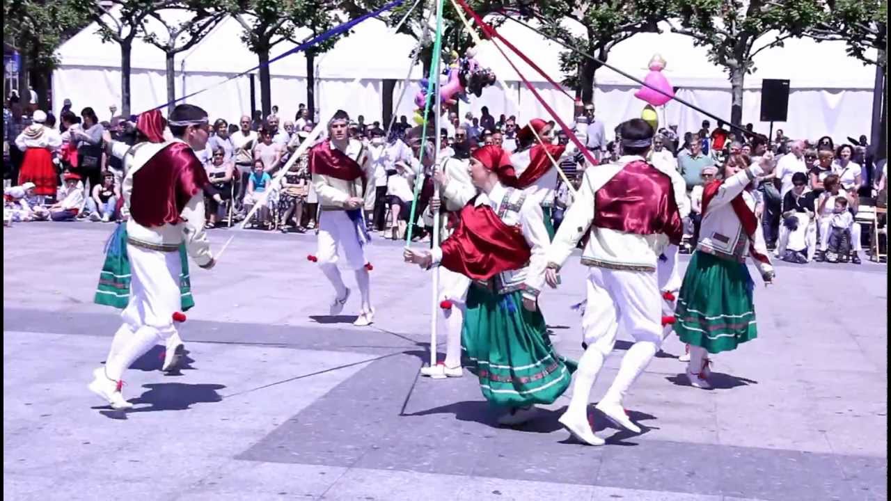 20376. Nafarroako Korteseko dantza taldea, 2012an Eibarren.