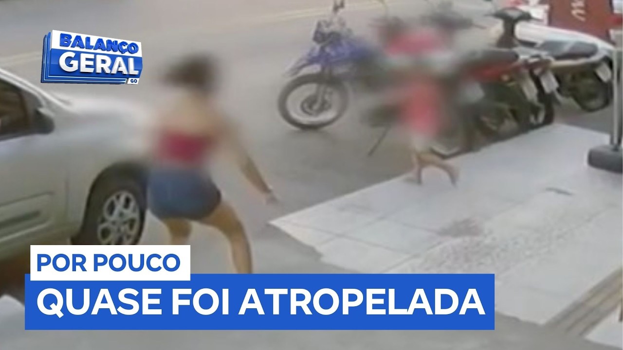 Criança sai correndo e quase é atropelada por carro em avenida movimentada
