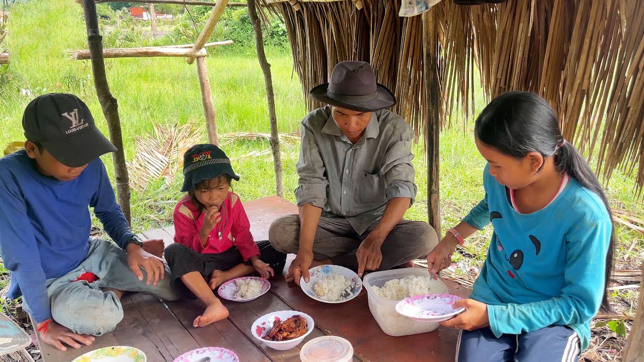 ស្រណោះបាយជុំគ្នាក្នុងខ្ទុមចាំស្រូវក្បែរមាត់ព្រែក ភ្លៀងខ្លាំងពេក OUR FOOD UNDER RAINING QUALITY 4K