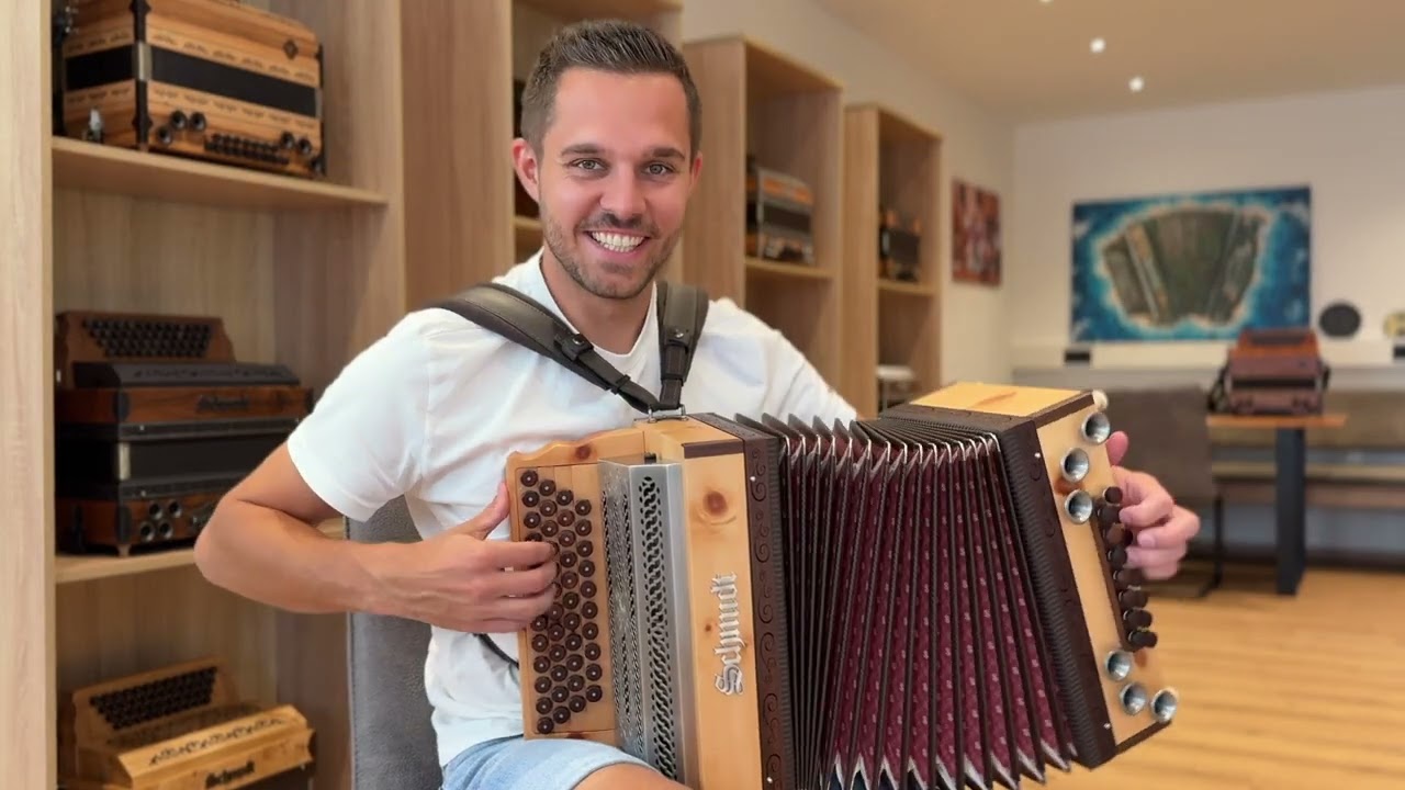 Richi spielt zwei Stücke auf der Schmidt Kompakt