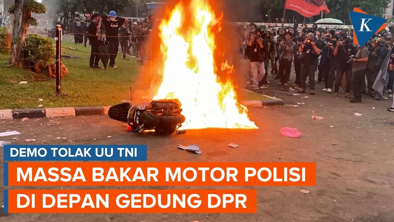 Massa Demo Tolak UU TNI Bakar Motor Polisi di Depan Gedung DPR