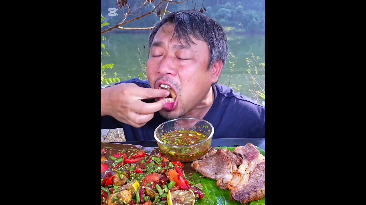 Eating grilled beef with bean curd is very delicious