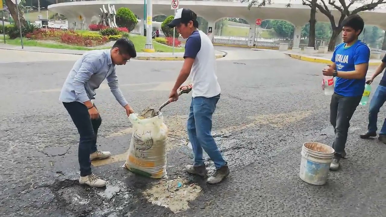 No es BASURA . Es la Solución Para tapar BACHES.  Unicel y Vidrio reciclado.