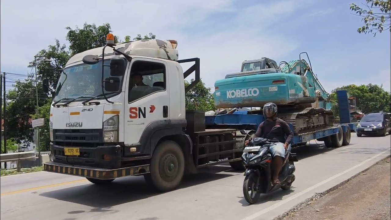 Truk Wingbox Menyusul Truk Wingbox, Truk Trailer Towing Muat Excavator, Truk Trailer UD Quester