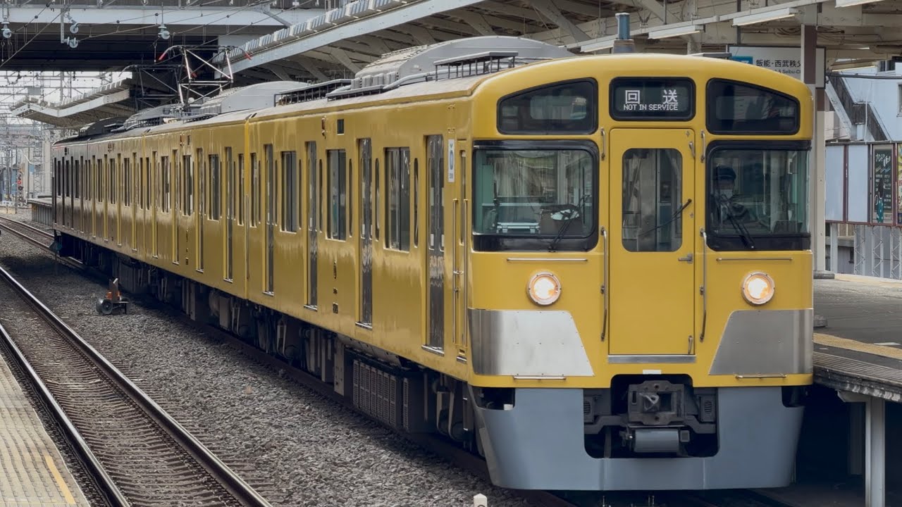 【4K高画質】【2523F  西武狭山線運用代走に伴う返却回送】西武新2000系2523編成が回送電車として小手指駅3番線に到着停車〜空笛を鳴らして発車するシーン（第9209列車）2026.3.19