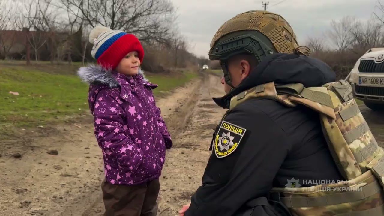 «Навколо мене не залишилося ні однієї вцілілої хати…» - поліцейські  евакуювали багатодітну матір