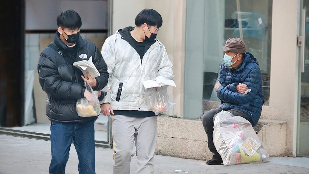 Freezing Elderly Ragpicker Shivering on the Street | Social Experiment 看到瑟瑟发抖的拾荒老人，有人转身走进了商场