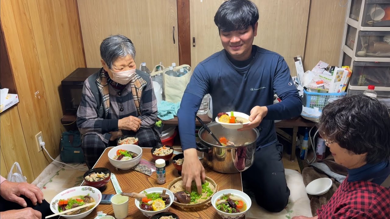 Nấu món Gà Hầm Táo Đỏ mời ba chị em ruột hàng xóm người Nhật, trời mưa ăn món này ngon hết sảy.