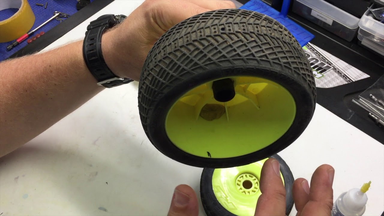 Adam Drake from Mugen Seiki Racing show how to balance tires.
