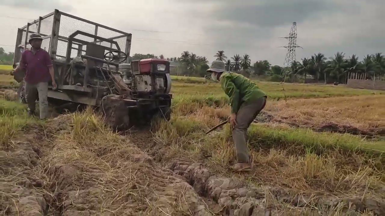 xe công nông bị lún
