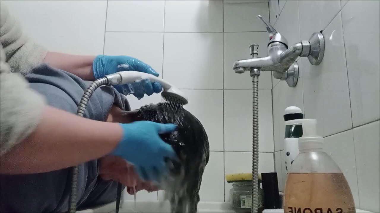 Dopo un sacco di tempo, la mamma si è prestata di nuovo al colore e allo shampoo 💃 #shampoo