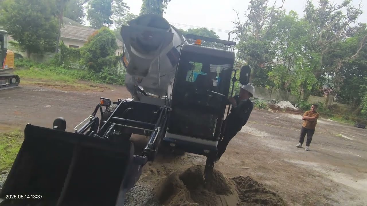 🚜 Autohormigonera AIMIX en Acción en Indonesia ¡Producción de Concreto sin Parar!