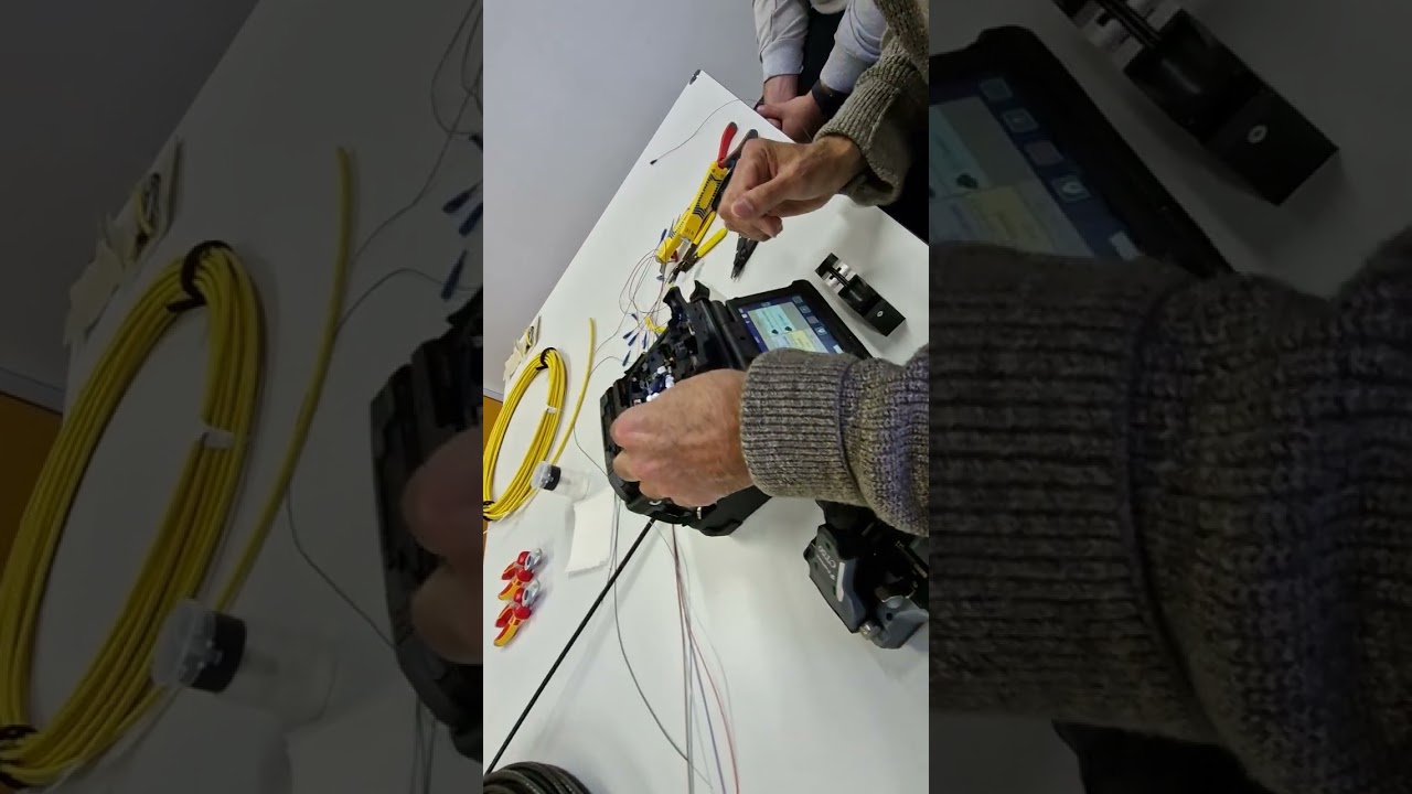 Glasfaser spleißen . FttH Spleißgerät