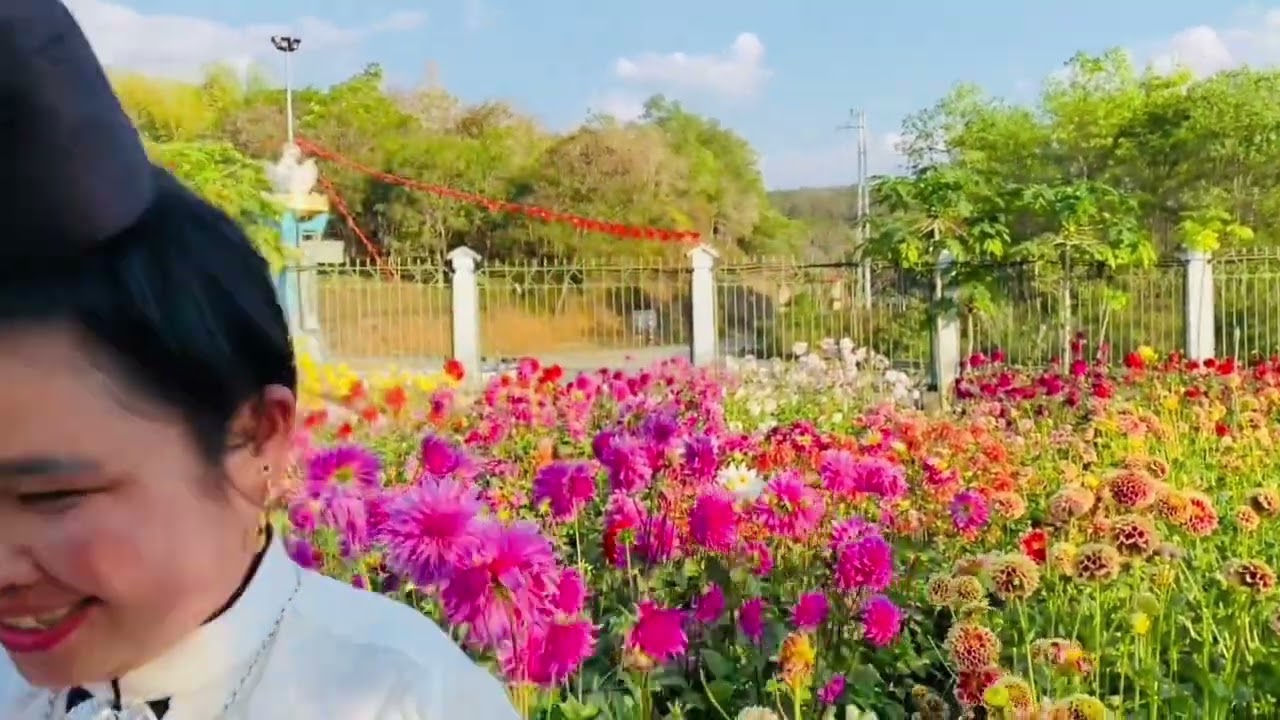 vợ chồng Lò kiêm đi chơi vườn Hoa Mường La 