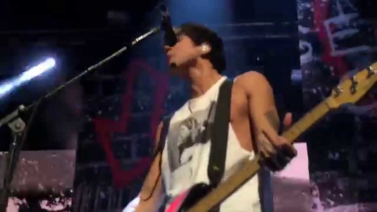 5 Seconds Of Summer performs She Looks So Perfect on ARIA Awards