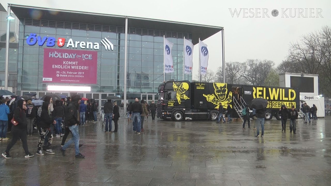Fans und Gegner vor 