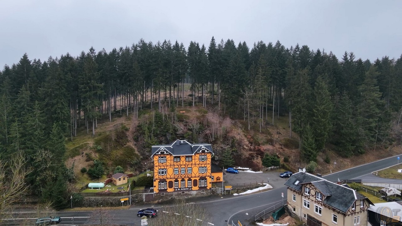 Gasthaus St. Katharina & Langenberg im Winter im Erzgebirge