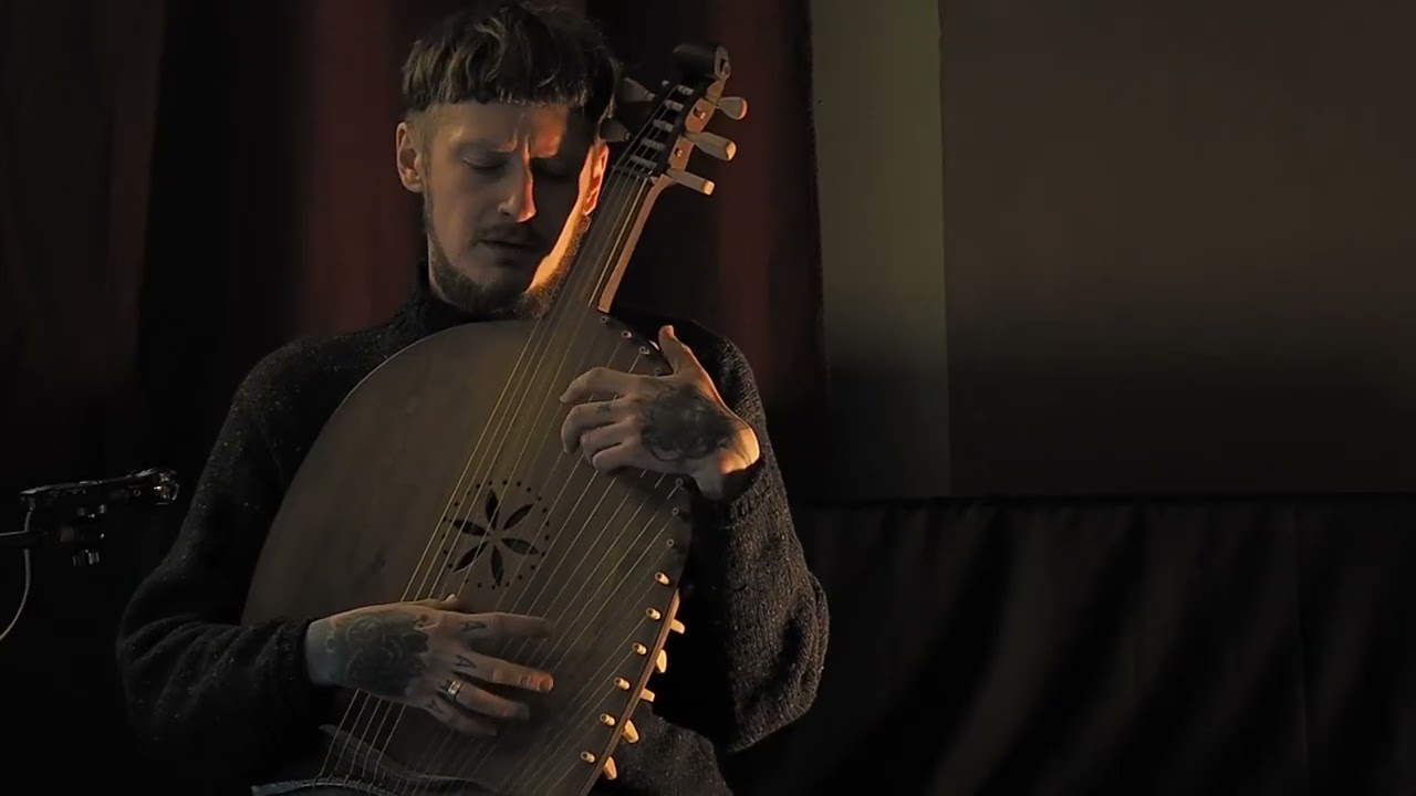 Про Марусю Богуславку козацька пісня (дума), грає Володимир Петренко на бандуру