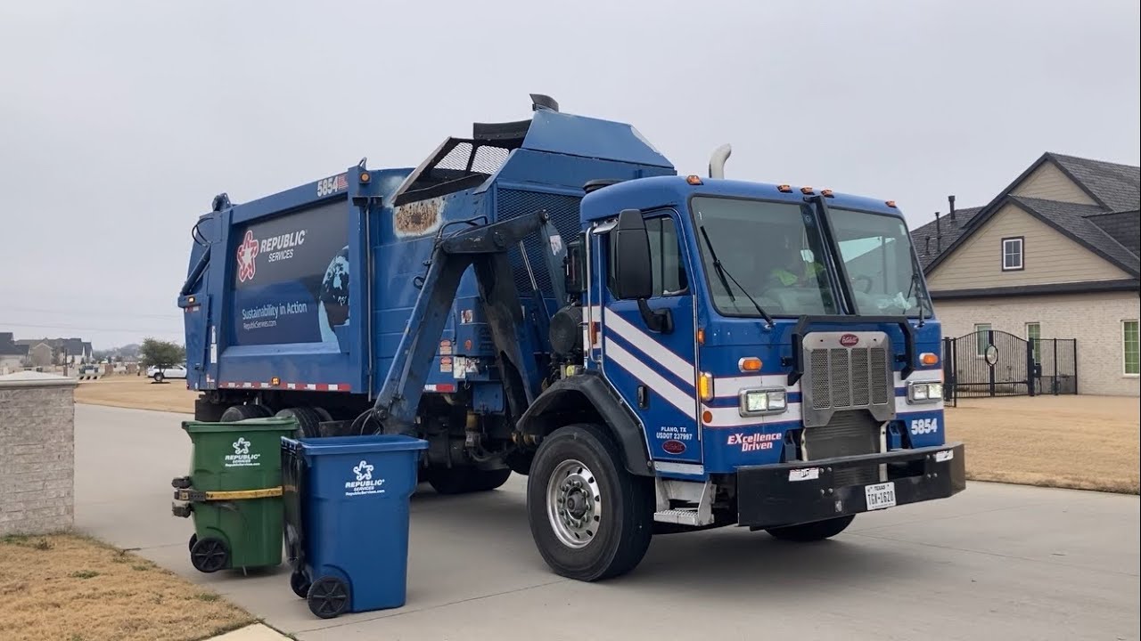 Republic Services: Heil DuraPack Python  Garbage Trucks