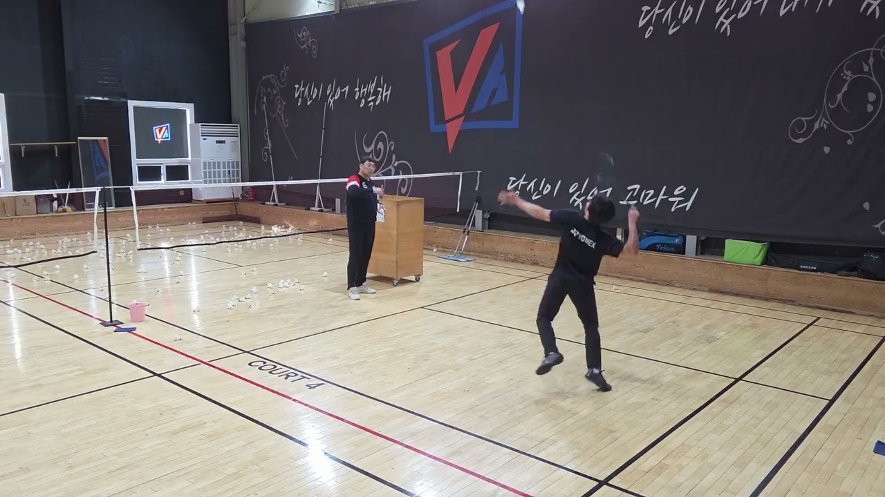 라켓은 손가락에 두고 힘빼고 털어 칠 것