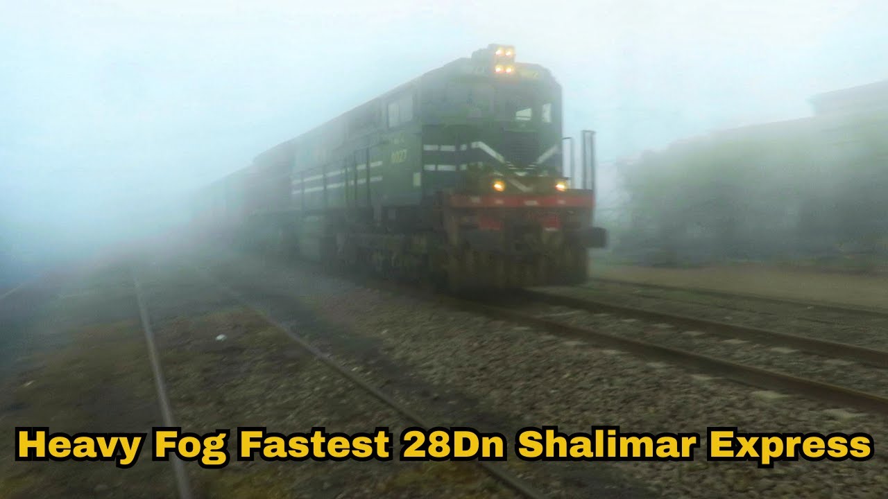 Heavy Fog Fastest 28Dn Shalimar Express Through Pass Faisalabad Dry Port Railway Station | #Train