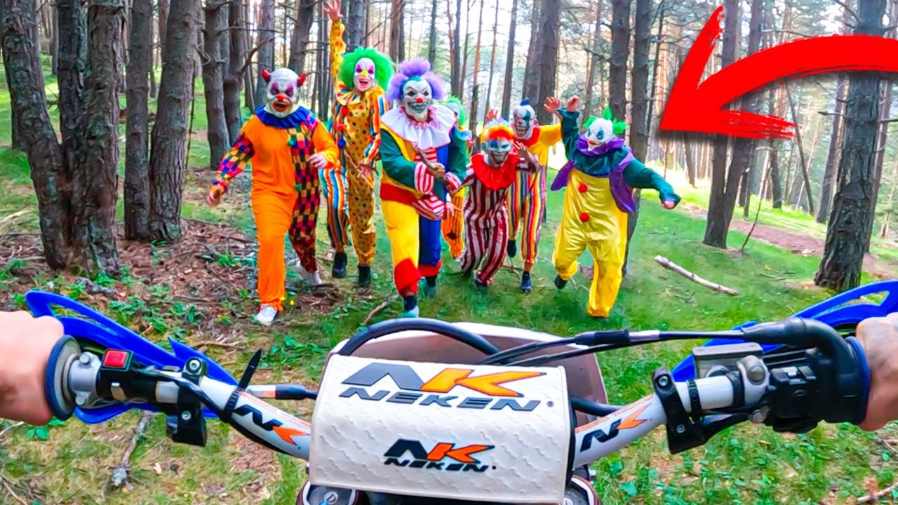 PERSIGO A LOS PAYASOS ASESINOS CON UNA MOTOCROSS !! Makiman